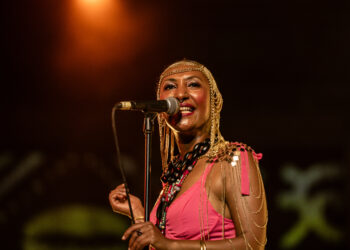 الدورة 59 من مهرجان الحمامات الدولي: “رَست والسارة، صوتٌ من المنفى، وصرخة من الداخل: عرضان في مرايا الهويّة”