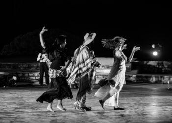 “أمّ البلدان”: ركحٌ يهتزّ بأسئلة لا أجوبة لها