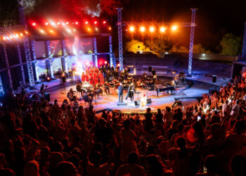 على ركح الحمامات: 24 عطرًا”: عطر تونس يفوح أريجه في سمفونية الجهات والذاكرة