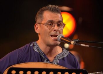 قم ترى: التراث الشعبي الجزائري في محراب التجريب عرض موسيقي على ركح مهرجان الحمامات الدولي – 5 أوت 2025