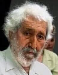 طاهر شريعة والدورة 36 من أيام قرطاج السينمائية: حين يُمتحَن المشروع في راهنه  لم تكن الدورة  36 من أيّام قرطاج السينمائيّة مجرّد رقمٍ إضافي في سرديّة المهرجان، بل لحظة اختبارٍ حقيقيّة لروح المشروع الذي أسّسه طاهر شريعة. فهذه الدورة جاءت محمّلة بأسئلةٍ مركّبة: سؤال التنظيم في سياق ثقافي هشّ، سؤال البرمجة في زمن تضخّم العروض، وسؤال المعنى في لحظة تتنازعها السوق، والهويّة، وتحوّلات الذائقة. في هذا السياق، يمكن النظر إلى الدورة 36 بوصفها محاولة واعية لاستعادة المعنى، لا عبر الشعارات، بل من خلال اختيارات برمجيّة عكست، في عمقها، ذلك الرهان القديم المتجدّد: أن تكون السينما فعلَ تفكير قبل أن تكون حدثًا احتفاليًا. لقد بدا واضحًا أنّ هذه الدورة انحازت، في أكثر من مستوى، إلى سينما الأسئلة لا سينما الأجوبة الجاهزة. أفلام تشتغل على الذاكرة الجريحة، على الجسد بوصفه حقل صراع رمزي، وعلى الفرد في علاقته بعنف التاريخ اليومي، دون ادّعاء تمثيل كلي أو خطاب تبشيري. هذا المنحى يلتقي، في جوهره، مع تصوّر طاهر شريعة للسينما كمساحة للتوتر الخلّاق، لا كمنبرٍ للوعظ أو الإدانة. ولعلّ أحد أبرز ملامح الدورة 36 هو تراجع مركزية “القضيّة الكبرى” لصالح تفكيك التجربة الفرديّة. غير أنّ هذا التحوّل لا يمكن قراءته بوصفه انكفاءً أو فردانيّة مفرغة، بل كتحوّل جمالي يعكس وعيًا جديدًا بأنّ السياسي لم يعد يُقال فقط عبر الشعارات، بل عبر التفاصيل الصغيرة، والهشاشة، والصمت، والفراغ. وهي مقاربة تنسجم مع رهانات السينما المعاصرة التي آمن بها شريعة في بعدها المستقبلي، لا الأيديولوجي المغلق. كما كشفت الدورة عن نضج تنظيمي وإعلامي ملحوظ، لا بوصفه غاية في حدّ ذاته، بل كشرط ضروري لحماية الفعل الثقافي من الارتجال. غير أنّ هذا الاحتراف لم يُفرغ المهرجان من روحه، بل ساهم، نسبيًا، في توفير مناخ يسمح للأفلام بأن تُشاهَد وتُناقَش خارج الضجيج. وهنا، تحديدًا، تتقاطع الإدارة مع الرؤية: إدارة لا تُدجِّن المعنى، بل تهيّئ له شروط الظهور. غير أنّ الرهان الأعمق الذي كشفت عنه الدورة 36 يتمثّل في سؤال النقاش النقدي. فعلى الرغم من ثراء العروض، ظلّ النقاش – في بعض مفاصله – أقلّ عمقًا من الأسئلة التي طرحتها الأفلام نفسها. وهو ما يعيدنا مباشرة إلى طاهر شريعة، الذي لم يرَ في المهرجان شاشة فقط، بل مختبرًا فكريًا، حيث يُعاد إنتاج المعنى عبر الجدل، والاختلاف، والكتابة النقديّة الرصينة. من هذه الزاوية، تبدو الدورة 36 ناجحة في استعادة جوهر المشروع، لكنّها تظلّ مطالَبة بتعميق هذا المسار: بتشجيع النقد، بإعادة الاعتبار للندوات التأويليّة، وبفتح الفضاء أمام قراءات لا تُهادن ولا تُؤدلج. هكذا، يمكن القول إنّ الدورة السادسة والثلاثين لم تُغلق أسئلة طاهر شريعة، بل أعادت فتحها في زمنٍ مختلف. فهي دورة تؤكّد أنّ أيّام قرطاج السينمائيّة لا تزال قادرة على أن تكون مكانًا للسؤال، شرط ألا تتحوّل إلى ذاكرة مطمئنّة، أو إلى مهرجان يكتفي بإدارة النجاح. فطاهر شريعة، في حضوره الغائب، لا يُطالِبنا بالاحتفاء به، بل بأن نواصل القلق الذي زرعه: قلق الصورة، قلق المعنى، وقلق الحرّيّة.